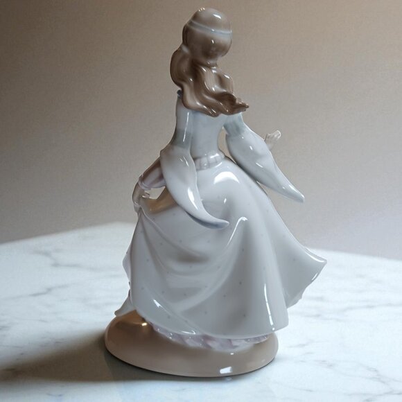 Vintage Lladro Cinderella #4828 Porcelain Figurine – “Lost Slipper” - Picture 4 of 15